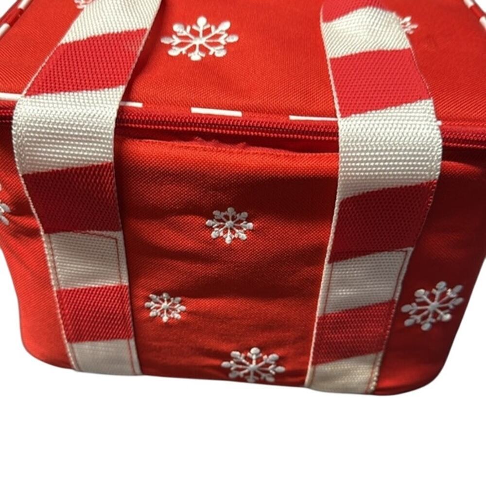 NEW Temp-Tations by Tara Snowflake 2 Qt. Casserole Dish and Insulated Carry Bag - Picture 4 of 10